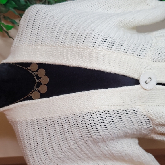 Beautiful sweater! - Picture 2 of 7